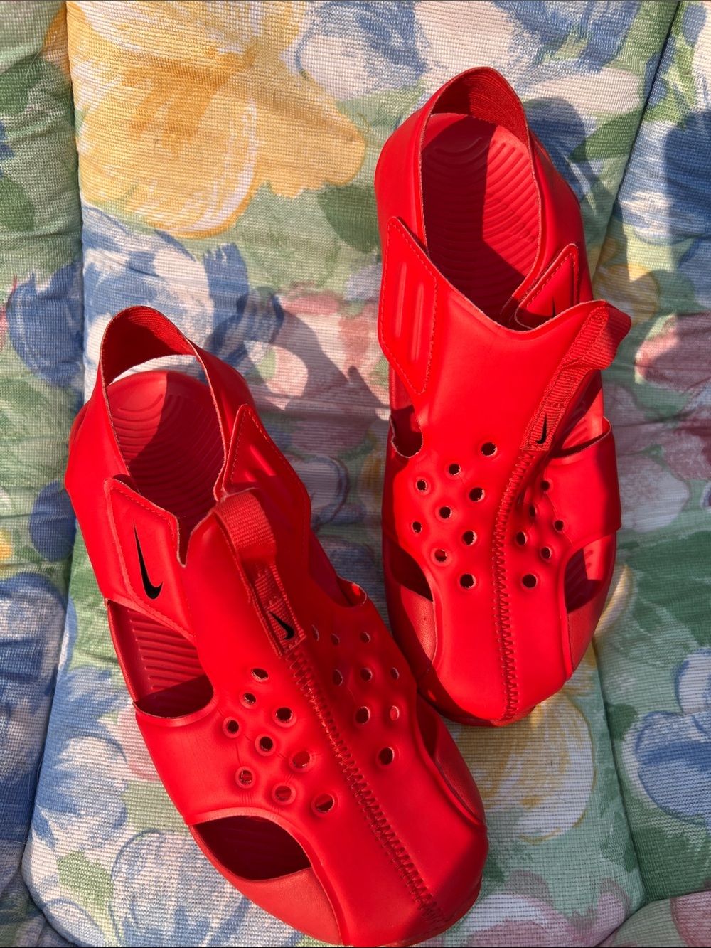 Nike Red Zippered Foam Sandal Slides Size 3Y, EUR 35
Velcro Closure